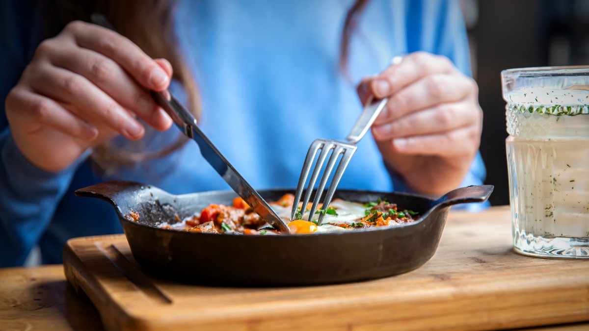 Alexandre Olmos, médico: «Para dormir bien no hay que comer estos tres alimentos; una cena inadecuada pone al cuerpo en modo estrés»