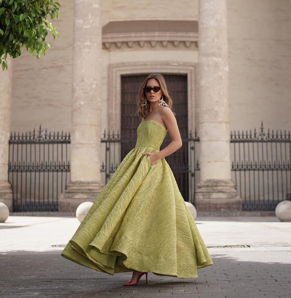 Vestido con escote palabra de honor de Rafa Valverde