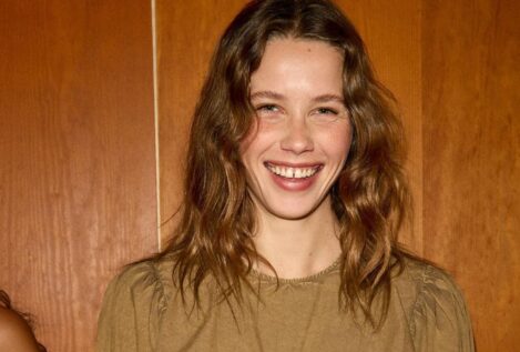 Ya están de rebajas: las cinco faldas versátiles de Zara y Mango ideales para combinar con blusas en color blanco y crear los looks ideales este verano