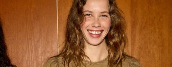 Ya están de rebajas: las cinco faldas versátiles de Zara y Mango ideales para combinar con blusas en color blanco y crear los looks ideales este verano