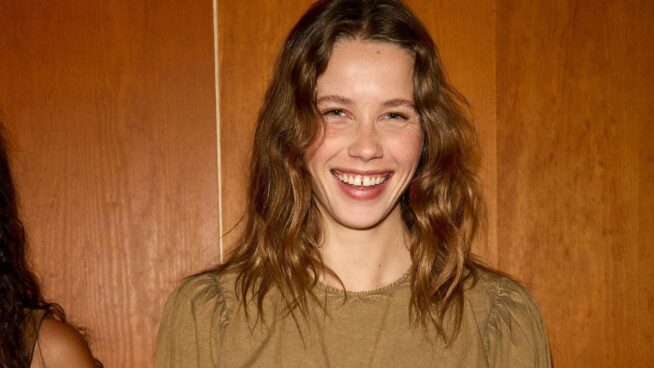 Ya están de rebajas: las cinco faldas versátiles de Zara y Mango ideales para combinar con blusas en color blanco y crear los looks ideales este verano