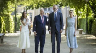 La visita de los príncipes de Mónaco a Felipe y Letizia: de la gran sintonía al fallo de protocolo