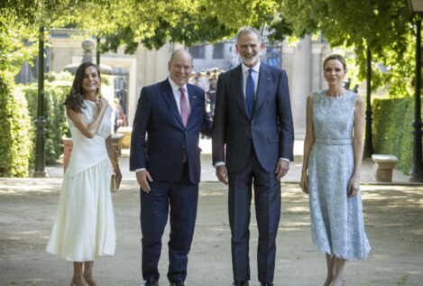 La visita de los príncipes de Mónaco a Felipe y Letizia: de la gran sintonía al fallo de protocolo