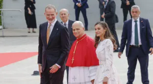 Letizia hace uso del 'privilegio de blanco' para recibir al Papa en el aeropuerto: recicla su vestido 'lady' de seda que ya llevó en Egipto