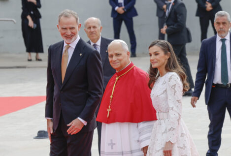 Letizia hace uso del 'privilegio de blanco' para recibir al Papa en el aeropuerto: recicla su vestido 'lady' de seda que ya llevó en Egipto