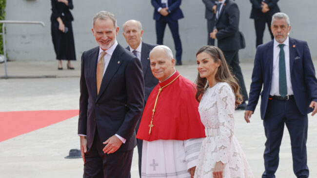 Los Reyes reciben a León XIV en su aterrizaje en el aeropuerto Adolfo Suárez Madrid-Barajas