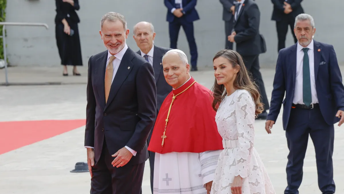 Letizia hace uso del ‘privilegio de blanco’ para recibir al Papa en el aeropuerto: recicla su vestido ‘lady’ de seda que ya llevó en Egipto