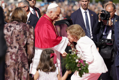 Los detalles de la visita de la reina Sofía, las infantas y sus hijos al Papa: lágrimas, tres rosarios de regalo y tres ausencias