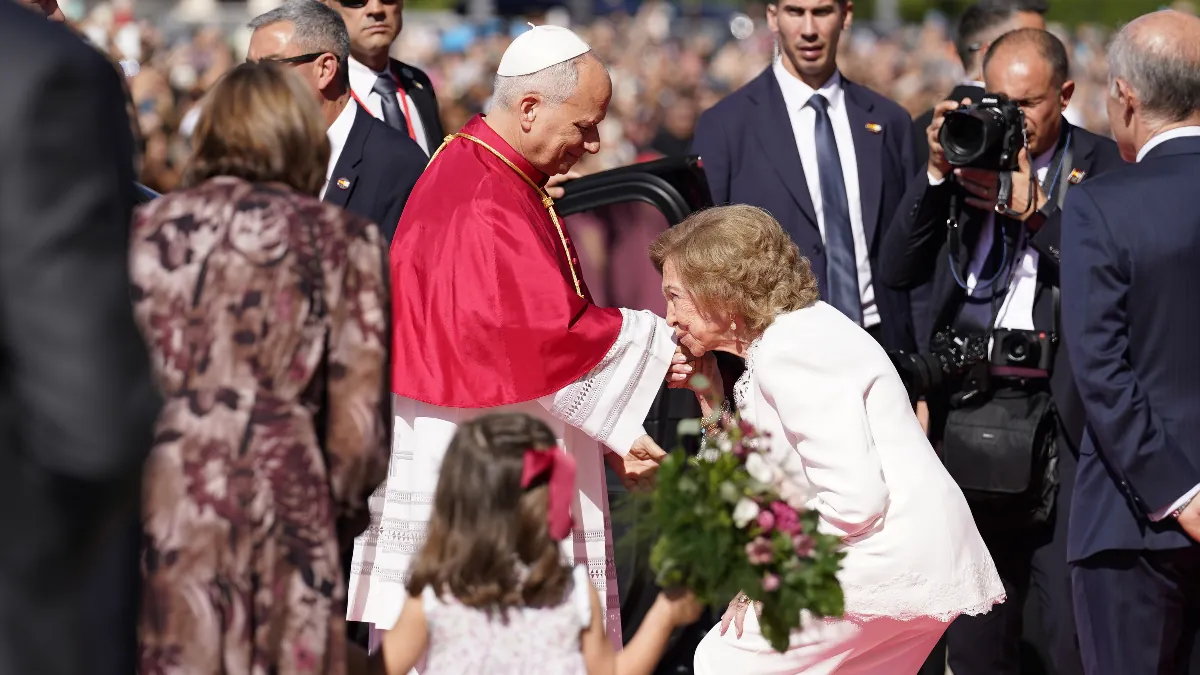 Los detalles de la visita de la reina Sofía, las infantas y sus hijos al Papa: lágrimas, tres rosarios de regalo y tres ausencias