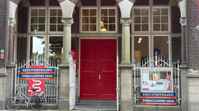 Los afectados por las renovables sacan a subasta la sede del Cervantes en Utrecht