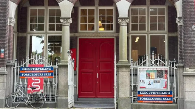 Los afectados por las renovables sacan a subasta la sede del Cervantes en Utrecht