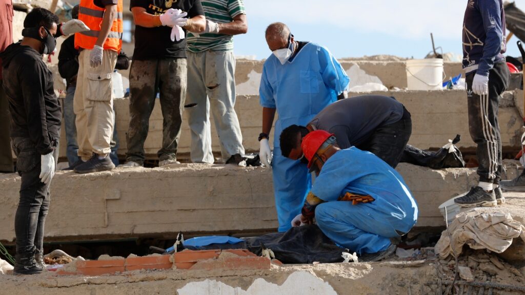 Los equipos de rescate recuperan el cuerpo de una víctima de entre los escombros de un edificio colapsado en Caraballeda, estado de La Guaira, Venezuela.