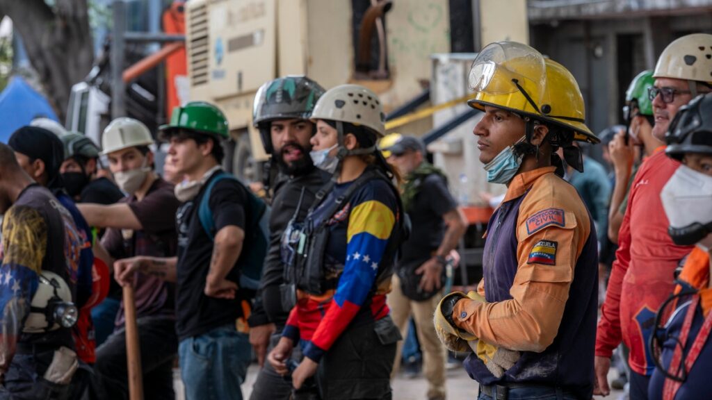 Rescatistas en Caracas, Venezuela.