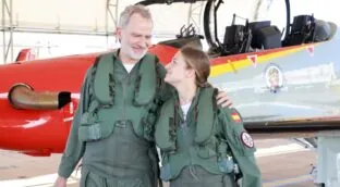 El momento más especial de Leonor y el rey Felipe en el Ejército: las fotos inéditas de su vuelo de instrucción lleno de complicidad