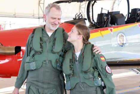 El momento más especial de Leonor y el rey Felipe en el Ejército: las fotos inéditas de su vuelo de instrucción lleno de complicidad