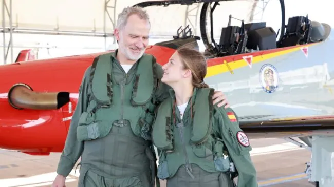 El momento más especial de Leonor y el rey Felipe en el Ejército: las fotos inéditas de su vuelo de instrucción lleno de complicidad