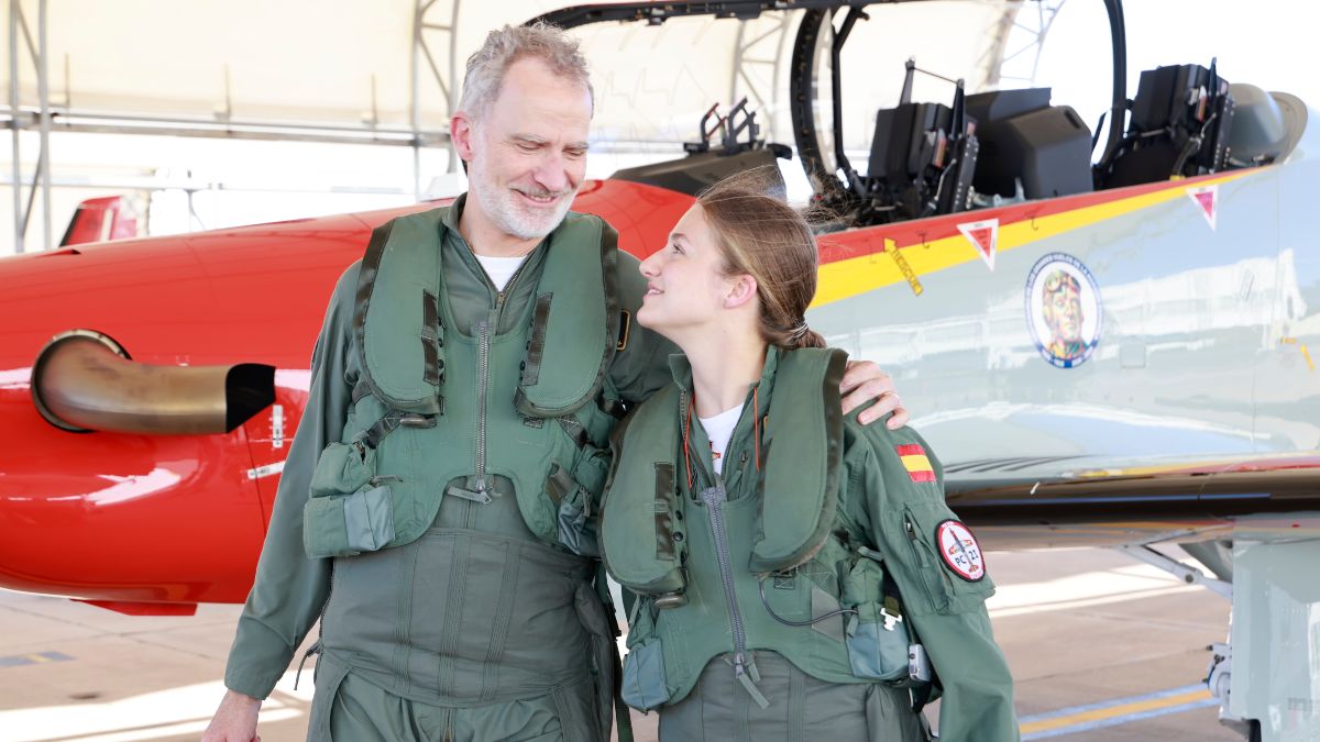 El momento más especial de Leonor y el rey Felipe en el Ejército: las fotos inéditas de su vuelo de instrucción lleno de complicidad