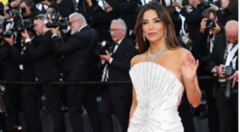 Scarlett Johansson, Eva Longoria y Jennifer López convierten las máscaras waterproof en el truco beauty del verano 2026