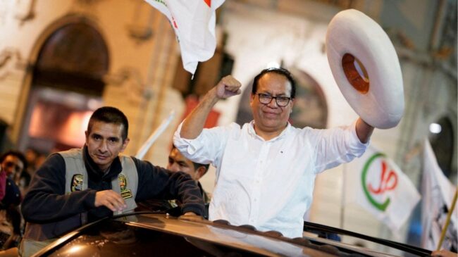 Sánchez mantiene ventaja sobre Fujimori en Perú mientras llegan los votos del extranjero