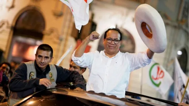 Sánchez mantiene ventaja sobre Fujimori en Perú mientras llegan los votos del extranjero