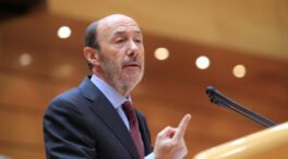 El Congreso dedica al socialista Alfredo Pérez Rubalcaba uno de los escritorios del palacio