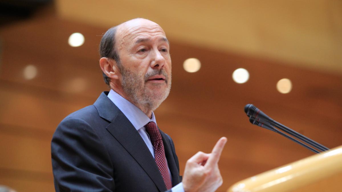 El Congreso dedica al socialista Alfredo Pérez Rubalcaba uno de los escritorios del Palacio