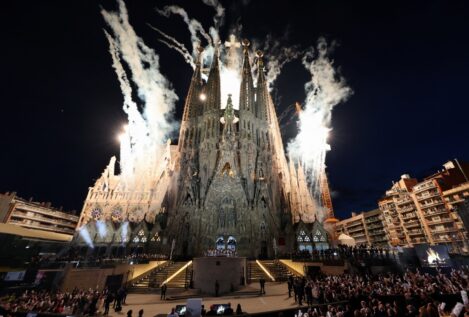 Espectacular bendición de la Sagrada Familia con guiño del Papa a Cataluña