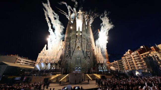 La espectacular bendición de la Sagrada Familia con guiño del Papa a Cataluña
