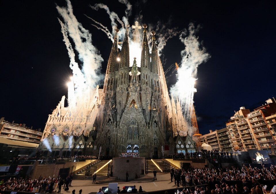 La espectacular bendición de la Torre de Jesucristo de la Sagrada Familia, en imágenes
