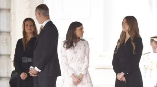 Entramos en el salón de Gasparini, la zona del Palacio Real que han recorrido los Reyes y sus hijas junto al Papa