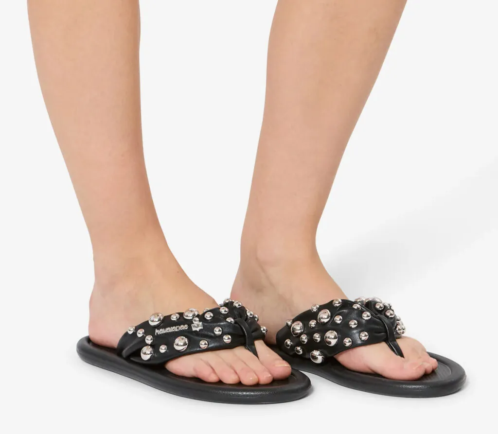 Sandalias negras con detalles metálicos de Havaianas x Isabel Marant. (PVP: 195€)