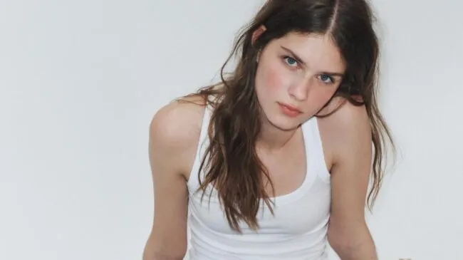 Adiós a los mocasines: llegan a Zara y Mango las sandalias de tacón cuadrado que mejor combinan con vaqueros blancos y camisas básicas este verano