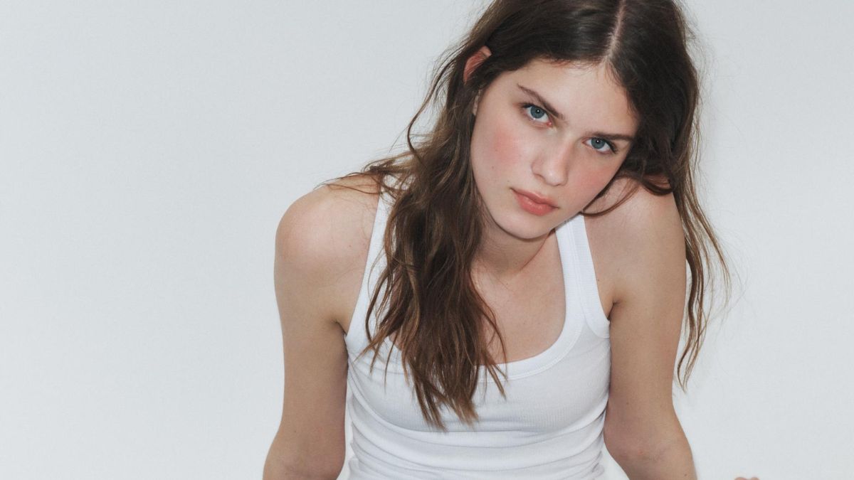 Adiós a los mocasines: llegan a Zara y Mango las sandalias de tacón cuadrado que mejor combinan con vaqueros blancos y camisas básicas este verano