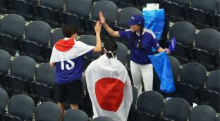 VÍDEO | La afición de Japón recoge la basura del estadio tras el debut de su selección contra Países Bajos
