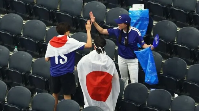 VÍDEO | La afición de Japón recoge la basura del estadio tras el debut de su selección contra Países Bajos