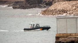 Tres detenidos en una patera que hicieron saltar al mar a dos inmigrantes para llegar a nado