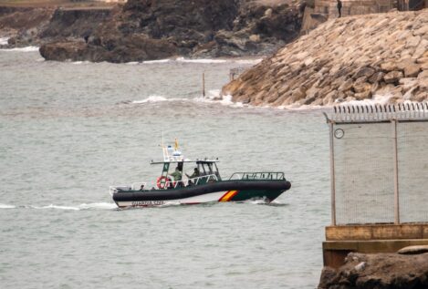 Tres detenidos en una patera que hicieron saltar al mar a dos inmigrantes para llegar a nado