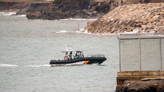 Tres detenidos en una patera que hicieron saltar al mar a dos inmigrantes para llegar a nado
