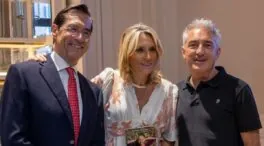 Jon Sistiaga y Mario Alonso Puig acompañan a Mónica Esteban en la presentación de su libro
