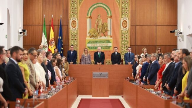 El debate de investidura en Andalucía comienza con minuto de silencio por Venezuela