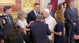 Sumar entrega al Papa una carta del Sindicato de Inquilinas contra la venta de pisos de la Iglesia