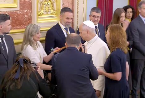 Sumar entrega al Papa una carta del Sindicato de Inquilinas contra la venta de pisos de la Iglesia