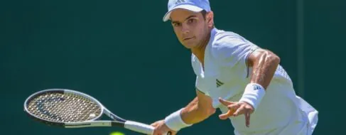 Jódar impresiona en su debut en Wimbledon y se citará con Carreño en segunda ronda