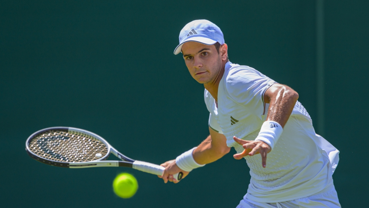 Jódar impresiona en su debut en Wimbledon y se citará con Carreño en segunda ronda