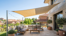 Toldos vela de sombra: la forma más elegante y práctica de proteger tu jardín del sol