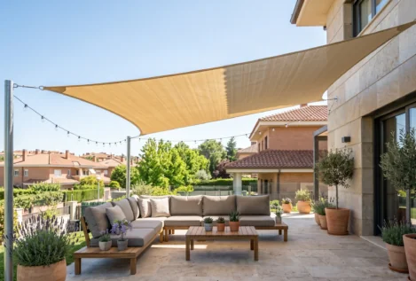 Toldos vela de sombra: la forma más elegante y práctica de proteger tu jardín del sol