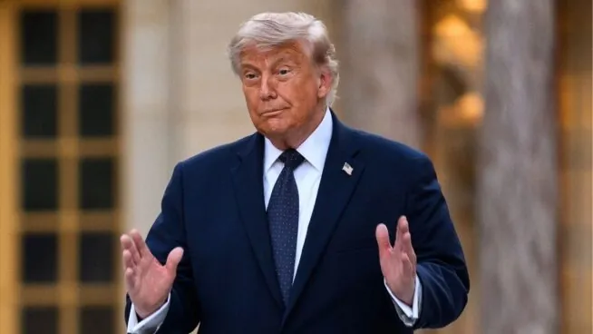 Trump acusa a las petroleras de estafar a los consumidores por los precios de la gasolina