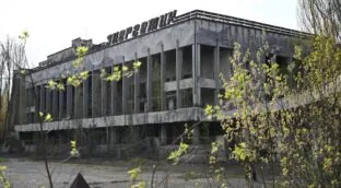 Ucrania afirma que el ataque con drones rusos contra Chernóbil dañó un edificio de la OIEA