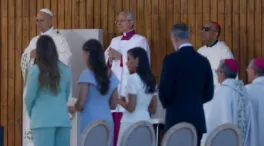 Las fotos de los Urdangarin-Marichalar en la misa en Cibeles: en un discreto segundo plano, de riguroso negro y con grandes ausencias