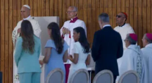 Las fotos de los Urdangarin-Marichalar en la misa en Cibeles: en un discreto segundo plano, de riguroso negro y con grandes ausencias